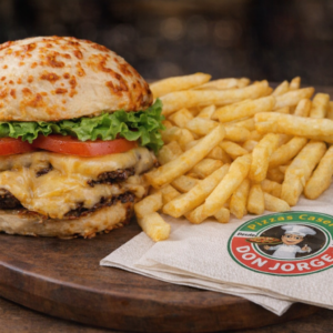 Hamburguesa Clásica Doble Carne con Papas Fritas