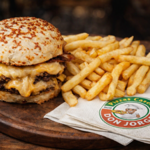 Hamburguesa Simple Doble Carne con Queso y Papas Fritas